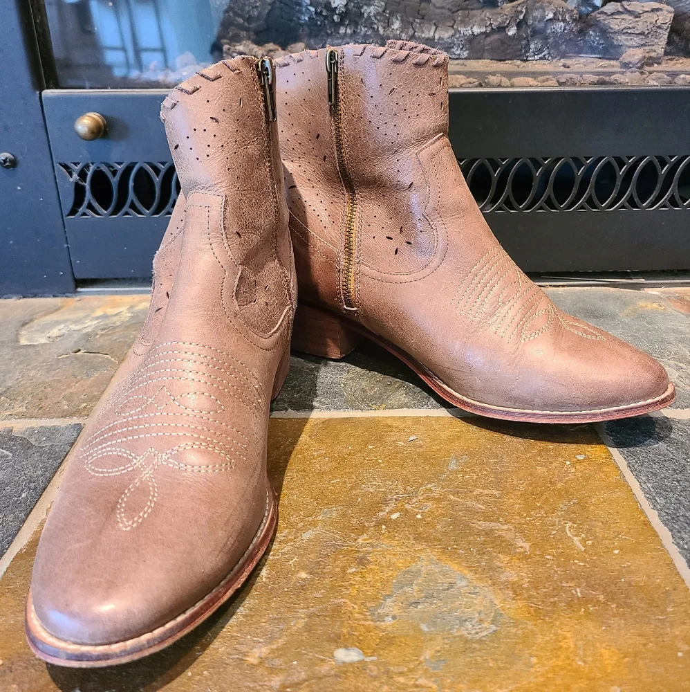 Shyanne Perforated Round Toe Booties Cowgirl Style size 11 brown leather